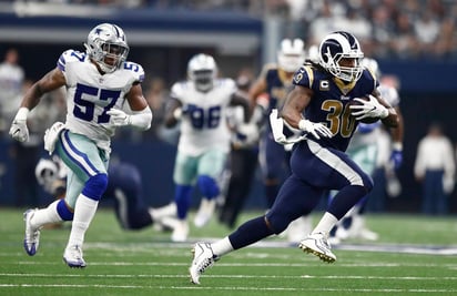 Todd Gurley (d) sumó 2 mil 93 yardas totales y anotó 19 touchdowns en la temporada. (AP)