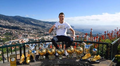 El portugués posó para la foto junto a todos los títulos que ha conseguido en su carrera. (INSTAGRAM)