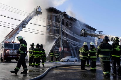 El edificio tiene doce departamentos pero las llamas parecieron originarse en una tienda de muebles de la primera planta. (AP)