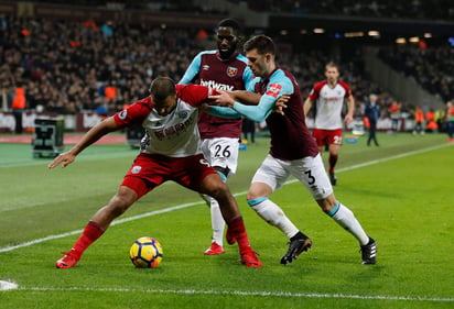 Los goles fueron cortesía de James McClean a los 29 minutos para el Albion, mientras que Andy Carroll con un doblete igualó los cartones a los 59 minutos del complemento y al 93’ puso el 2-1 definitivo para el West Ham. (AP)