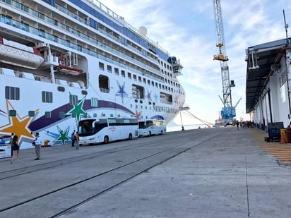 El titular de la Secretaría de Turismo estatal, Marco Antonio García Castro, estuvo en el recinto portuario para recibir a los visitantes y destacó que para este año se tiene programada la llegada de 94 cruceros turísticos. (TWITTER)