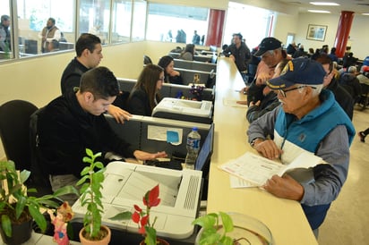 Normal. Los ciudadanos acudieron ayer a pagar el Impuesto Predial en Torreón en forma normal. Hay  17 cajas abiertas. (FERNANDO COMPEÁN)