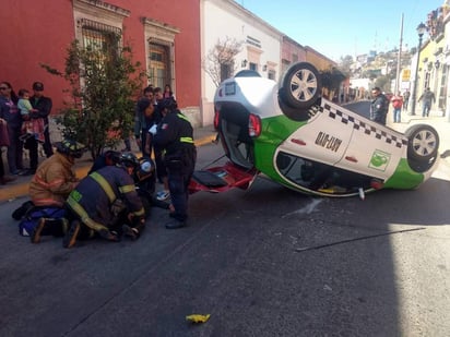 Dichas personas fueron atendidas por personal de Bomberos y Cruz Roja quienes los trasladaron a una de las clínicas del IMSS para su atención médica. (ARCHIVO)