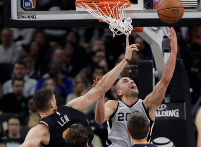 El argentino Ginóbili se unió a Vince Carter como los únicos jugadores de 40 años en anotar 20 unidades como suplentes. Encestó siete de 10 tiros de campo y tuvo su mejor actuación de la campaña. (AP)