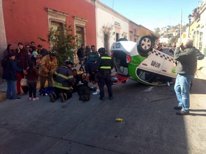 Accidente. Los lesionados fueron auxiliados por Bomberos y paramédicos de Cruz Roja.