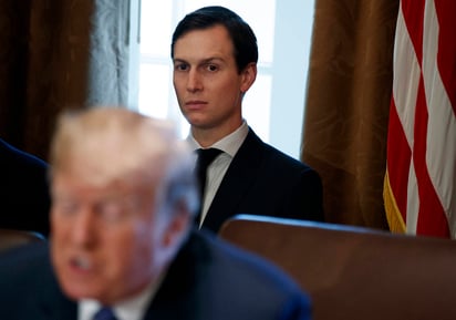 Detrás. Jared Kushner ha propuesto a varios países acuerdos que hagan feliz a su suegro Trump.