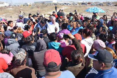 Diálogo. El alcalde Jorge Zermeño (centro) dialoga con personas que están ocupando predios en el Parque Industrial Mieleras. (FERNANDO COMPEÁN) 
