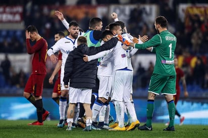 Los jugadores del Atalanta celebran la victoria 2-1 sobre la Roma. (EFE)