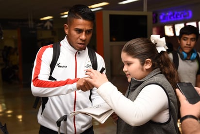 Juan Carlos Medina firmó algunos autógrafos a su llegada. Lobos BUAP quiere aullar en la Comarca Lagunera