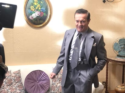 Personaje. El actor Arturo Peniche presumió su vestuario para la serie, el cual está inspirado en la década de los cuarenta. 