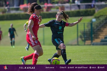 La capitana albiverde Carolina Zepeda (der) luchó en el medio campo para contener los embates de las jugadoras rivales en el Club Atlas Colomos, pero poco pudo hacer para evitar la primera derrota. (Cortesía Club Atlas)