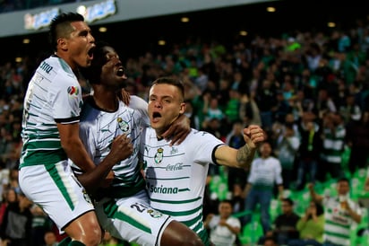 Djaniny Tavares (c) marcó los primeros tres goles de Santos. (Jam Media)