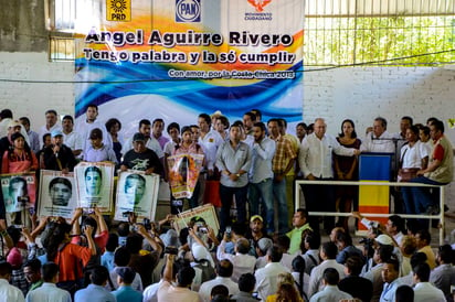 Marcado. La campaña de Ángel Aguirre tuvo su momento de tensión cuando padres de los 43  normalistas lo encararon. (EL UNIVERSAL)