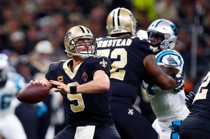 Drew Brees lanzó para 376 yardas y dos anotaciones ayer. (AP)