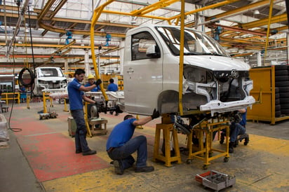En 2017, la industria automotriz en México cerró el año con un récord en producción y exportación de vehículos, pese a la incertidumbre que generó la renegociación del Tratado de Libre Comercio de América del Norte (TLCAN), informó la Asociación Mexicana de la Industria Automotriz (AMIA). (ARCHIVO)