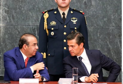 A su lado. Alfonso Navarrete (Izq.) es Secretario del Trabajo desde el inicio del sexenio de Peña Nieto. (AGENCIA REFORMA)