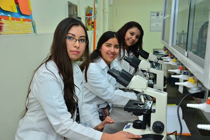 Apertura. El proyecto con grafeno de las tres estudiantes fue muy bien recibido en la Expo Ciencias 2017. (EL SIGLO DE TORREÓN/ERNESTO RAMÍREZ)