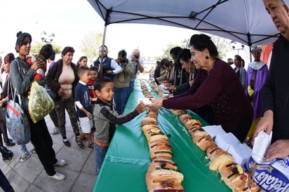 Reparten rosca gigante. (EL SIGLO DE TORREÓN)