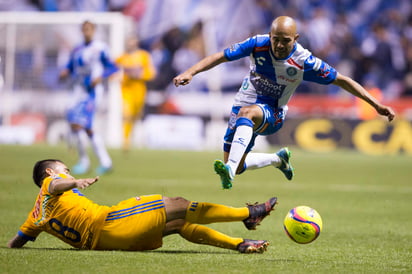 El jugador de Tigres Lucas Zelarayán pelea por el balón con Francisco Acuña. (ARCHIVO)