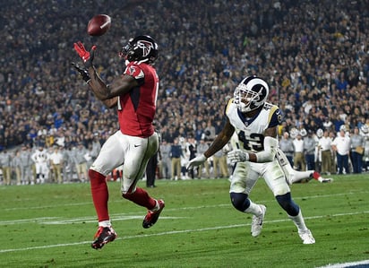 Julio Jones fue el único jugador de los Falcons que se perdió la práctica por lesión, pero el coach Dan Quinn dijo que muy probablemente entrenará mañana. (AP)