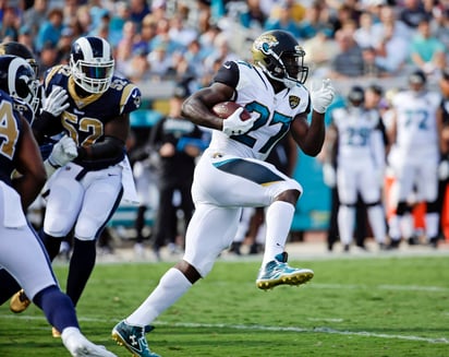 El corredor novato Leonard Fournette sumó mil 40 yardas en la campaña regular. (AP)