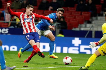 El delantero francés del Atlético de Madrid Kevin Gameiro (i) durante el partido de vuelta de la Copa del Rey. Atlético avanza en Copa del Rey