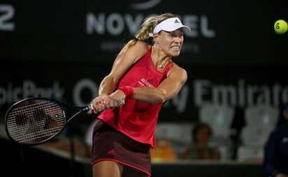 Angelique Kerber tuvo que remontar para derrotar 5-7, 6-3, 6-1 a la estadounidense Venus Williams. (AP)