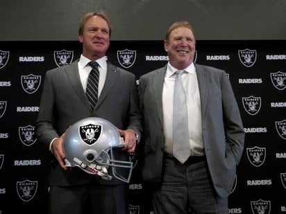 El nuevo entrenador de Oakland Raiders Jon Gruden (i) posa acompañado por el dueño del equipo Mark Davis luego de ser presentado. ‘Chucky’ habría firmado un contrato por 10 años y unos 100 millones de dólares. (EFE)