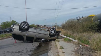 Al circular escapando, a poco más de 140 kilómetros por hora, perdió el control y ocurrió la volcadura. (EL SIGLO DE TORREÓN)