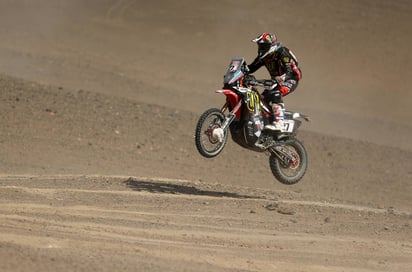 El piloto argentino Diego Duplessis compite en el Rally Dakar 2018. (EFE)