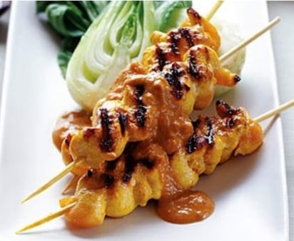 Brochetas de pollo satay