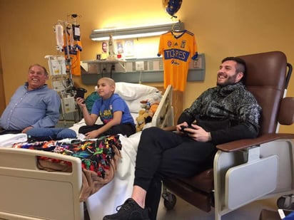 André-Pierre Gignac visitó al niño José Garza Cruz, que padece de cáncer en los huesos. (Cortesía)