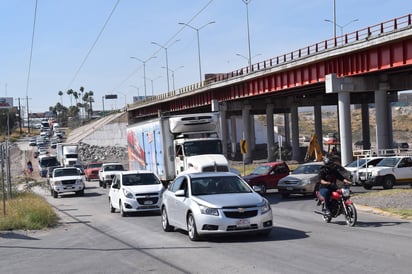 Cierre. Tras el cierre del puente Solidaridad, los pasos laterales por el vado del río se congestionaron. 