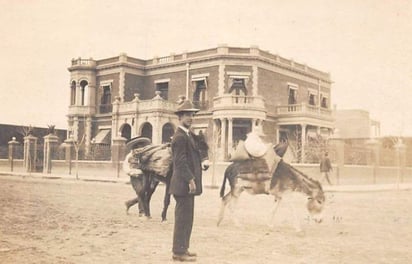 Vista de los chalets ubicados sobre la Avenida Morelos  enfrente a La Alameda, donde estaban las imprentas de El Radical y oficinas y habitaciones de empleados.  Quemados en la Navidad de 1916.
