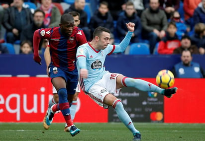 El delantero del Celta de Vigo, Iago Aspas, dispara ante el centrocampista colombiano de Levante, Jefferson Lerma.