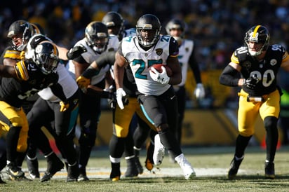 Leonard Fournette corrió para 109 yardas y anotó en tres ocasiones en la victoria de Jaguars 45-42 sobre Steelers. (EFE)