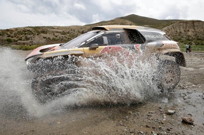 El francés Stephane Peterhansel conduce su vehículo Peugeot en la octava etapa del rally Dakar 2018, entre Uyuni y Tupiza, Bolivia. (EFE)