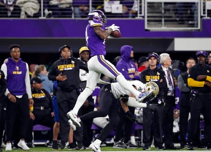 Steffon Diggs atrapa un pase para luego escapar para un touchdown de 61 yardas que le dio el triunfo a Vikings. (AP)