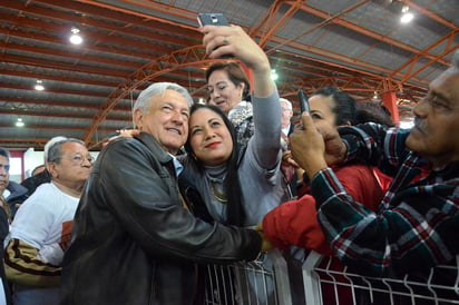 De acuerdo con la más reciente evaluación de la presencia de los precandidatos presidenciales en internet, elaborada conjuntamente por El Universal y Política en Línea (http://www.politicaenlinea.com), López Obrador acumula 42.3% de las menciones totales, mientras Meade tiene 23.8% y Anaya 23.6%. (EL UNIVERSAL)