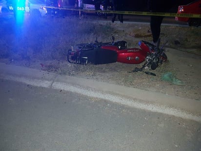 Paramédicos de la Cruz Roja acudieron al lugar para atender al conductor de la unidad, mismo que ya no presentaba signos vitales, por lo que en ese momento fue declarado oficialmente muerto. (EL SIGLO DE TORREÓN)