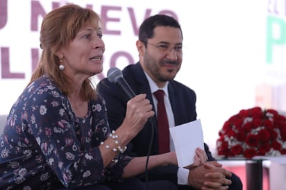 El precandidato presidencial por la coalición de Movimiento Regeneración Nacional, Partido Encuentro Social y Partido del Trabajo (Morena-PES-PT), Andrés Manuel López Obrador, presentó a Tatiana Clouthier (imagen) como su coordinadora de campaña. (ARCHIVO)