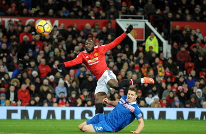 Manchester United venció 3-0 al Stoke City y llegó a 50 puntos. (AP)