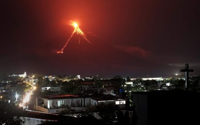 Unas 15,000 personas han huido de las zonas de riesgo. El nivel de la alerta continuaba en tres en una escala de cinco, lo que indica posibilidad de que ocurra una erupción peligrosa “en semanas o incluso días”. (EFE)