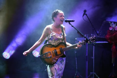 “El encanto mexicano de Natalia Lafourcade en el Bataclan en 2018. El invierno 2018 será caliente con Natalia”, publicó a su vez el sitio web musical francés Live Arena, que elogió la “música y la energía” de la cantante mexicana. (ARCHIVO)