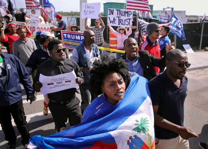 Protestas. Los manifestantes  de la comunidad haitiana se encontraron con seguidores de Trump, cerca de Mar-a-Lago. (AP)