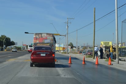 Confusión. El semáforo que regula el paso al poniente, frente al Campo Militar, carece de una luz ámbar funcional. (ROBERTO ITURRIAGA)