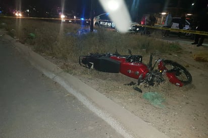 Tragedia. Conductor perdió el control y se subió al camellón central para terminar contra el poste de una luminaria.