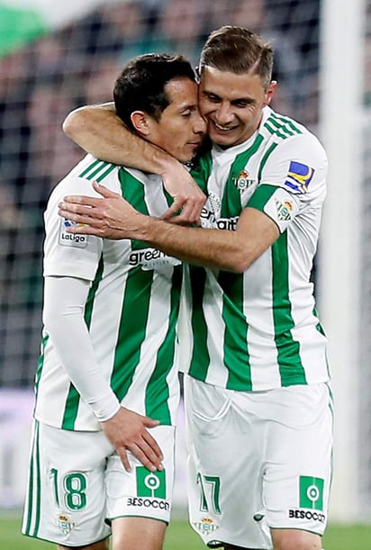 El centrocampista del Real Betis Joaquin Sánchez (d) celebra con el mexicano Andrés Guardado su gol, segundo de su equipo. (EFE)