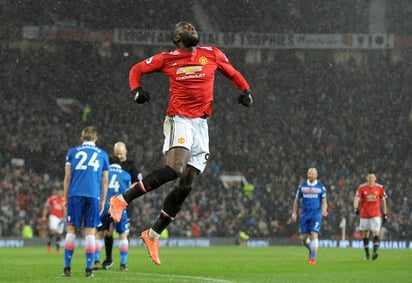 En el caso del jugador belga Romelu Lukaku, fue el Manchester United de la Liga Premier, el que desembolsó 85 millones de euros al Everton de Inglaterra. (AP)