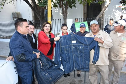 Camioneta. Las autoridades municipales entregaron una camioneta y unas herramientas necesarias para el Sapal. (EL SIGLO DE TORREÓN)